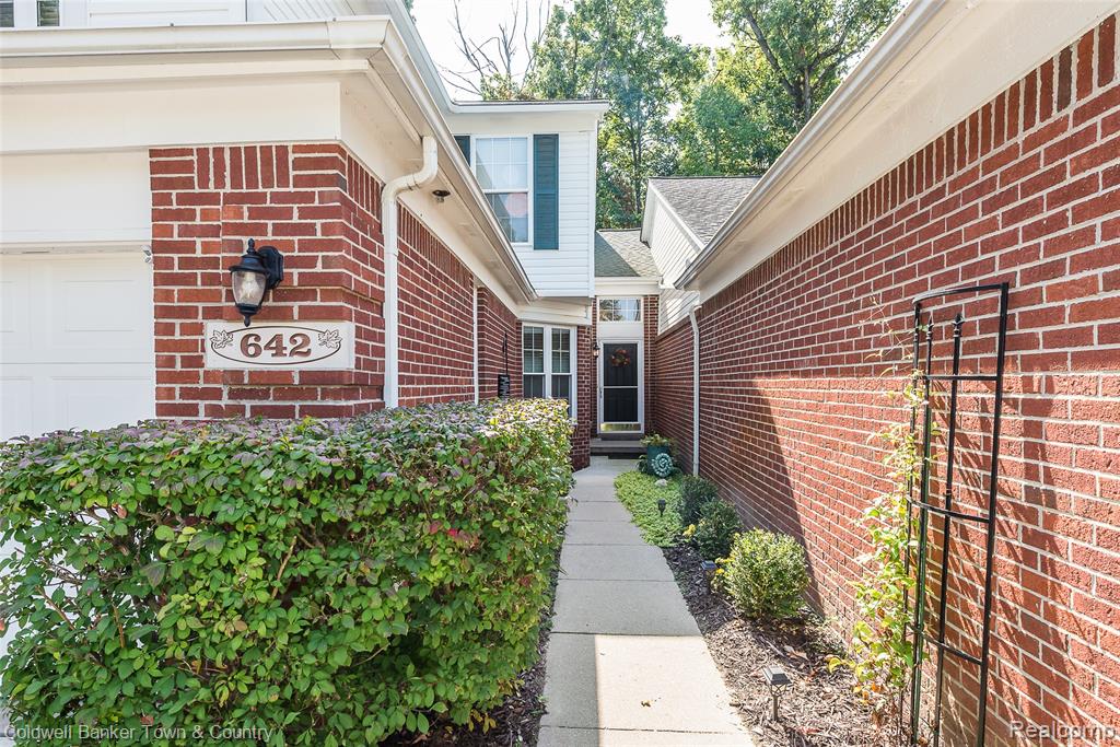 642 Chestnut Drive, Wixom, MI 48393 — Photo 3