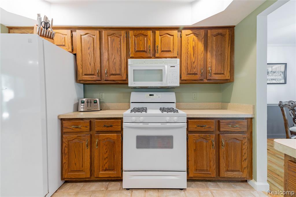 8366 Glengarry Road, Grosse Ile, MI 48138 — Photo 24
