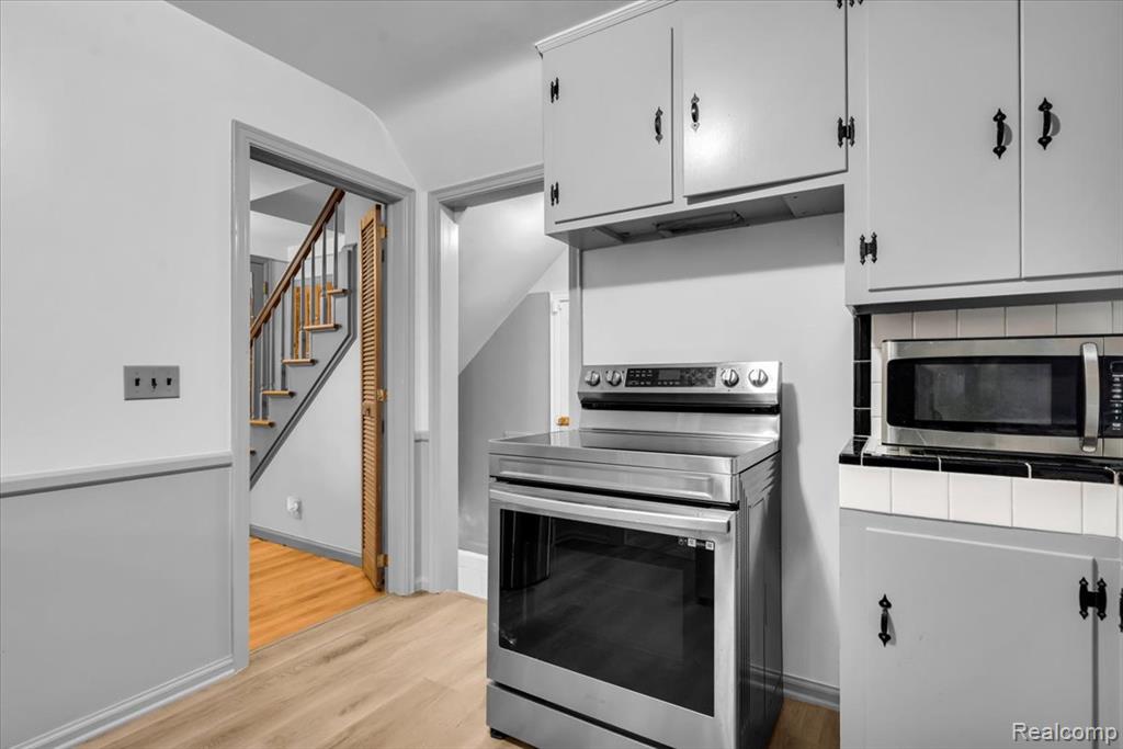 4995 Hillcrest Street, Grosse Pointe, MI 48236 — Photo 12