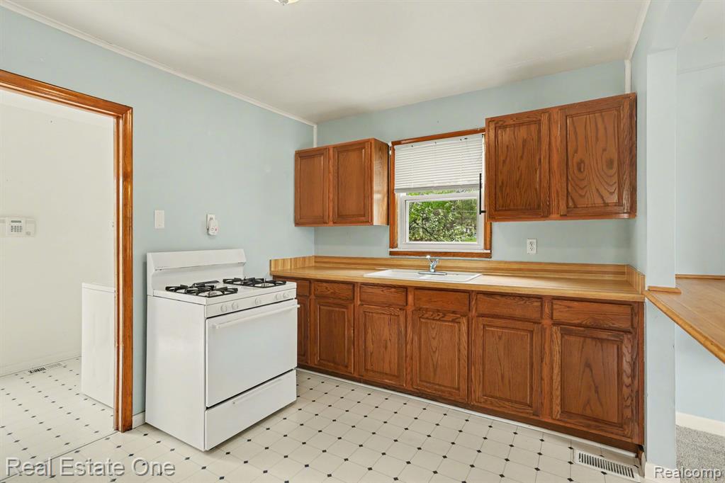 206 Steadfield Street, Commerce Twp, MI 48382 — Photo 8