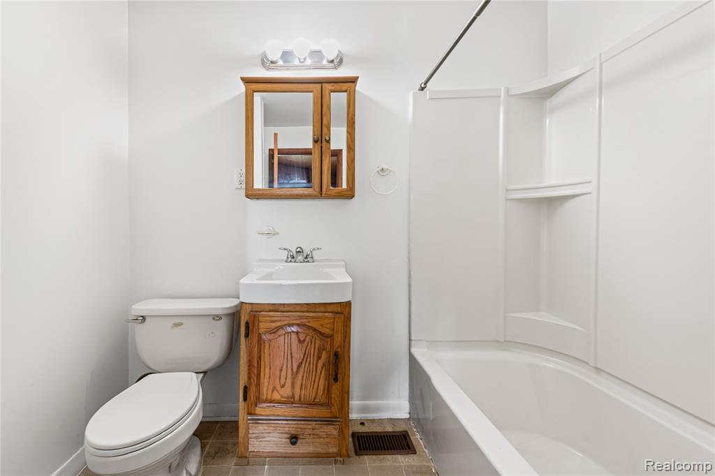 18676 Vreeland Road, Woodhaven, MI 48183 — Photo 33