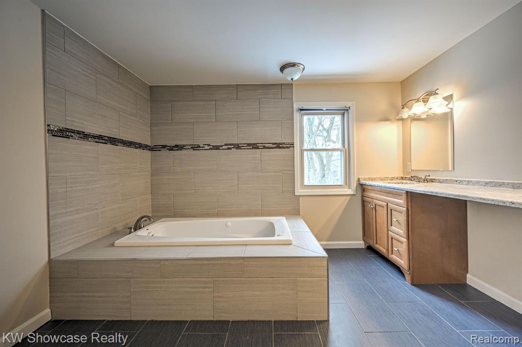 4238 STILL MEADOW Lane, West Bloomfield, MI 48323 — Photo 34