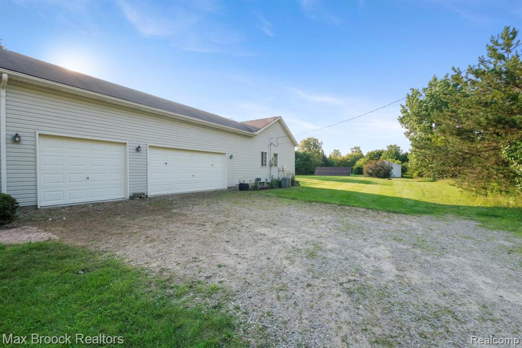 2165 Oakwood Road, Ortonville, MI 48462 — Photo 8
