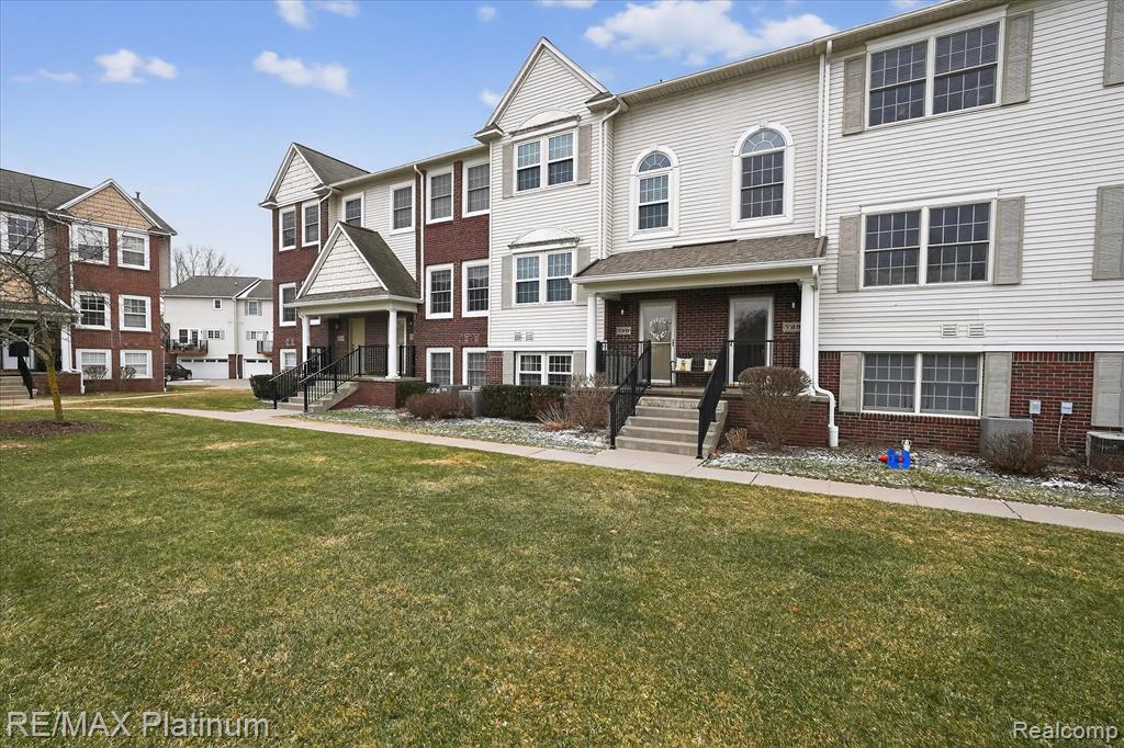 730 Eagle Drive, 14, Fenton, MI 48430 — Photo 2