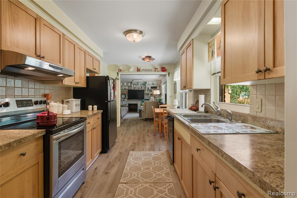 9466 Marilyn Avenue, Plymouth, MI 48170 — Photo 16