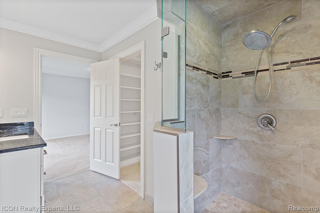 5215 DEER RUN Circle, Orchard Lake Village, MI 48323 — Photo 50