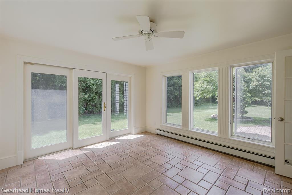 6296 Elizabeth Lake Road, Waterford, MI 48327 — Photo 32