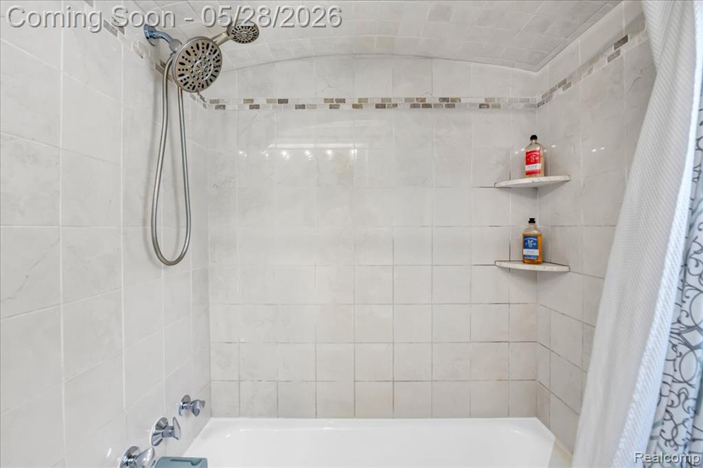 2101 Lochmoor Boulevard, Grosse Pointe Woods, MI 48236 — Photo 16