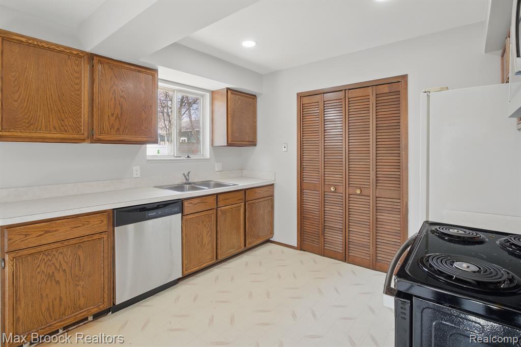 47445 DEQUINDRE Road, Rochester Hills, MI 48307 — Photo 9