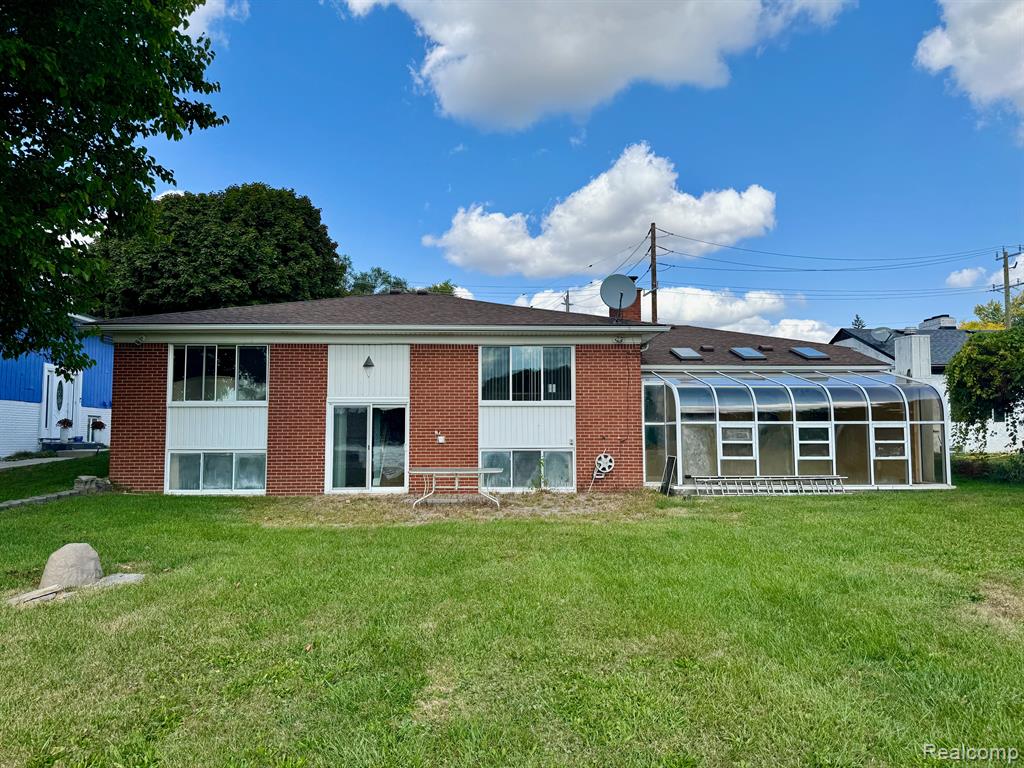 915 JAMES K Boulevard, Pontiac, MI 48341 — Photo 2