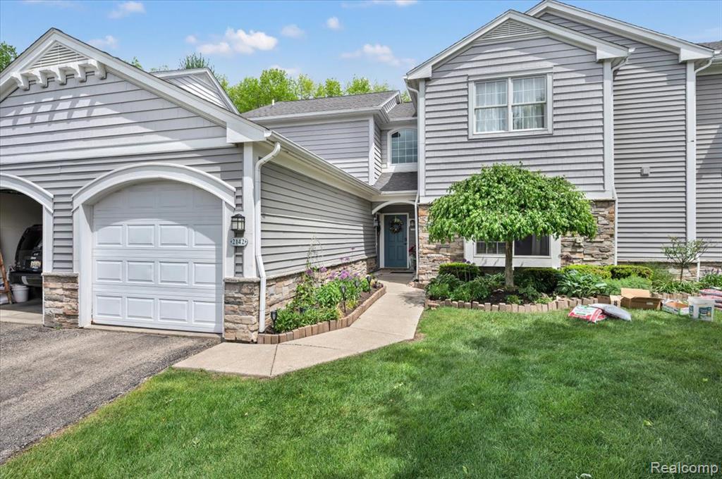 2142 Carriage Hill Circle, Lapeer, MI 48446