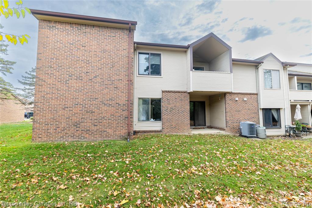 6600 Ridgefield Circle, West Bloomfield, MI — Photo 11