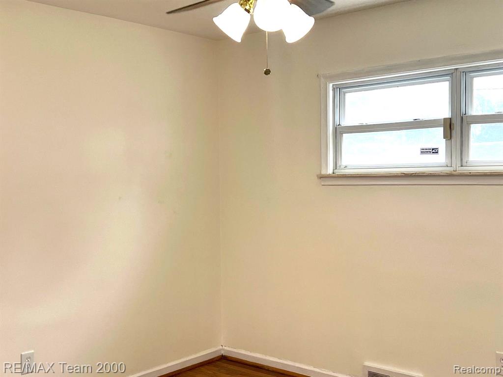 8252 DALE Street, Dearborn Heights, MI 48127 — Photo 10