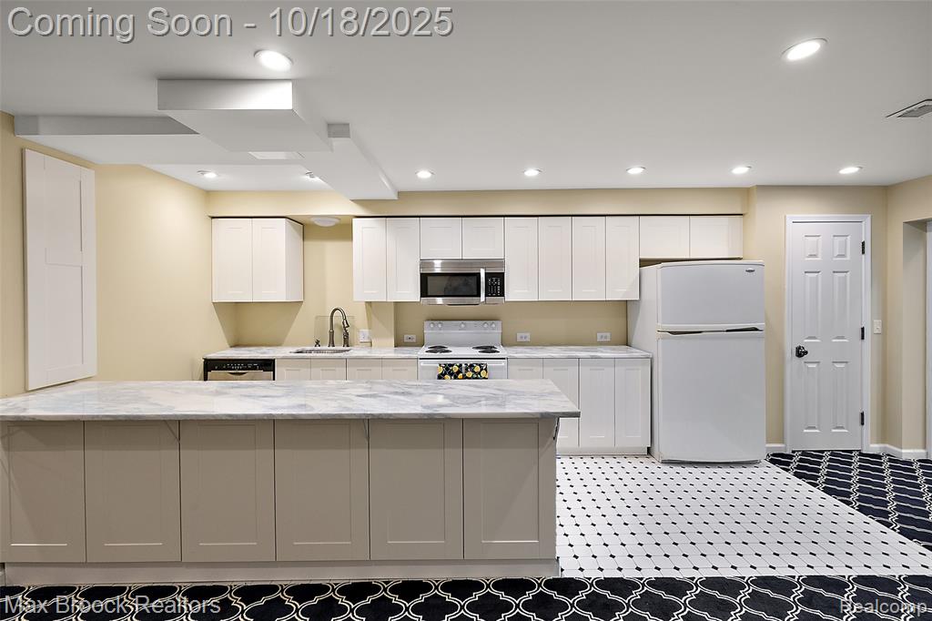 521 Kingsley Trail, Bloomfield Hills, MI 48304 — Photo 35