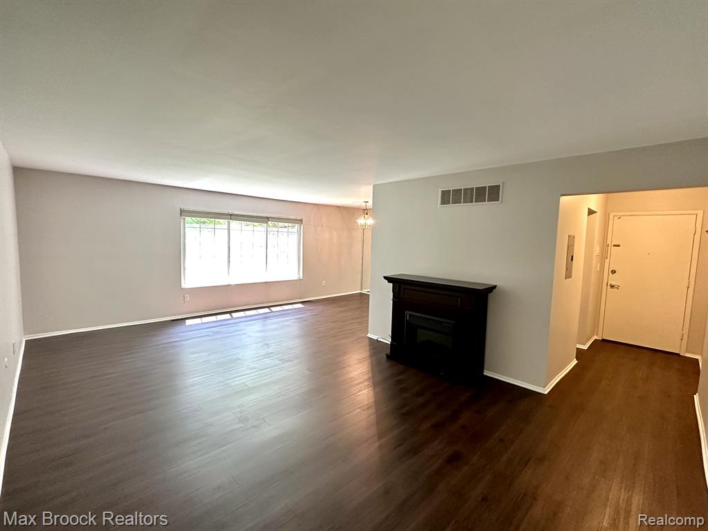 740 E FOX HILLS Drive, Bloomfield Hills, MI 48304 — Photo 10