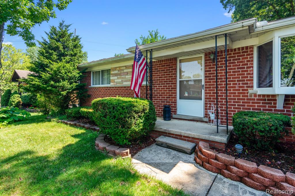 750 N Hagadorn Street, South Lyon, MI 48178 — Photo 2