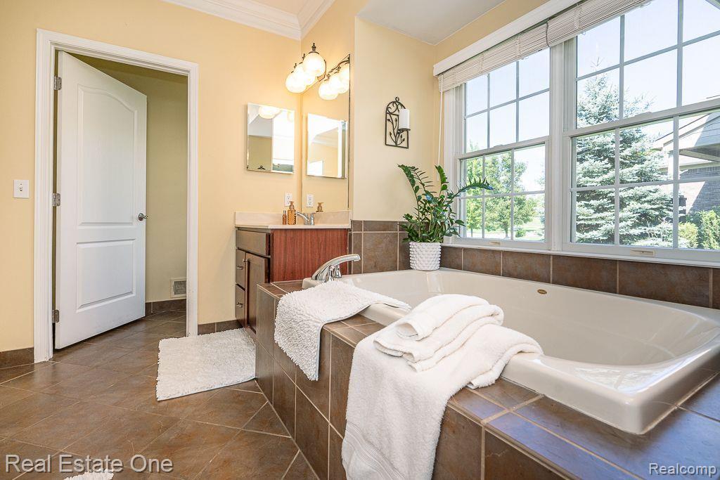 523 WYNSTONE Circle N, Oakland, MI — Photo 27