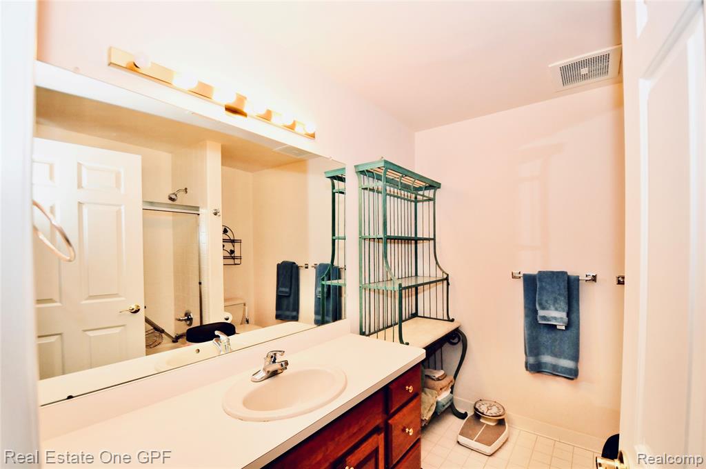 26 Pointe Park Place, 303, Grosse Pointe Park, MI 48230 — Photo 23