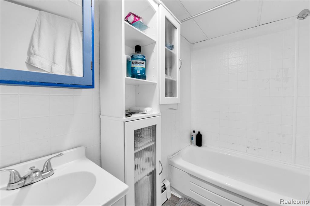 2952 PRYNNE Street, Keego Harbor, MI 48320 — Photo 19