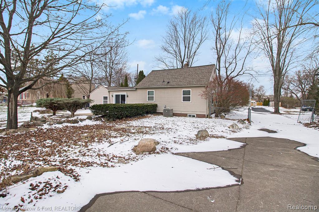 6479 Simmons Road, Waterford, MI 48327 — Photo 18