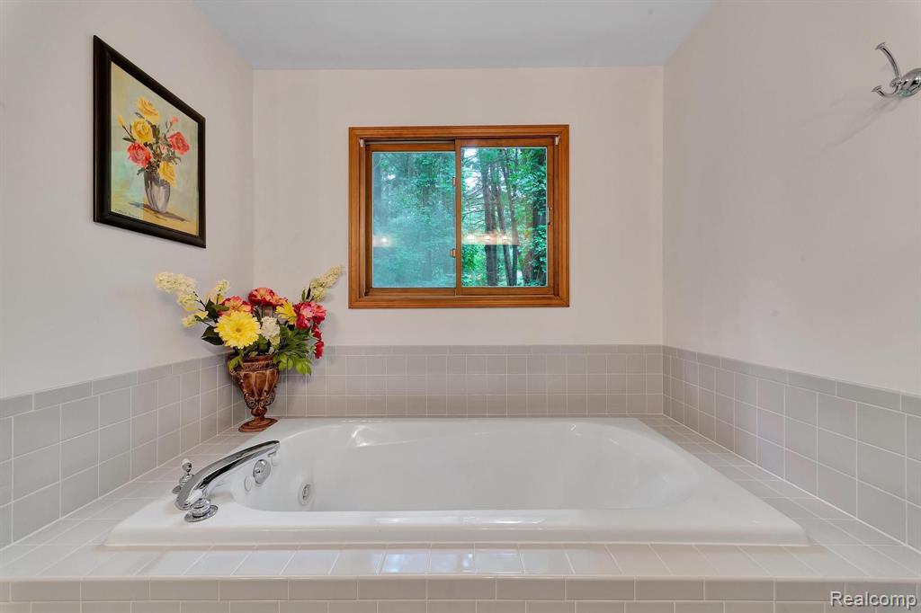 573 NAKOMIS Trail, Lake Orion, MI 48362 — Photo 33