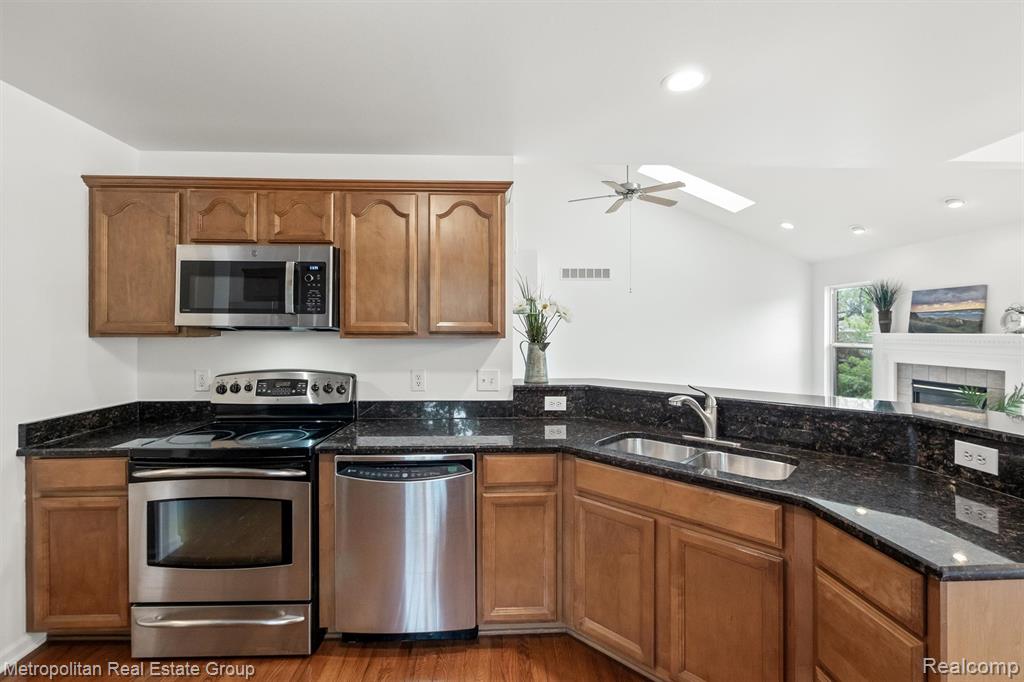 30207 Viewcrest Court, Novi, MI 48377 — Photo 9