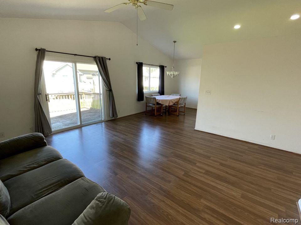 10183 HAWTHORNE Circle, Goodrich Vlg, MI — Photo 2