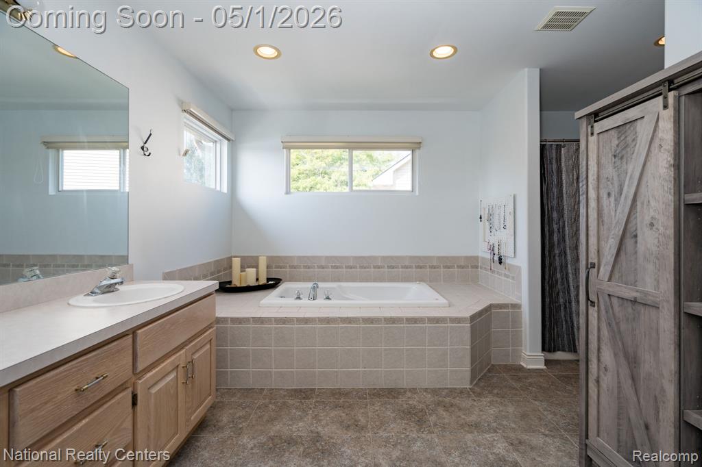 542 Bay Pointe Drive, Oxford, MI 48371 — Photo 25