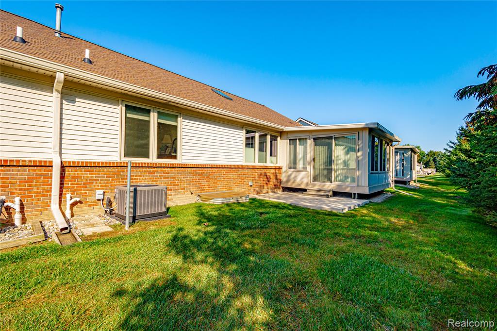 582 Snowbird Circle E Circle E, St. Clair, MI 48079 — Photo 5