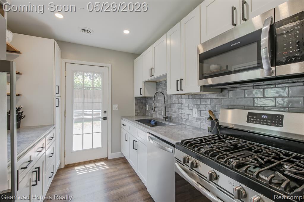 2831 Watkins Lake Road, Waterford, MI 48328 — Photo 9