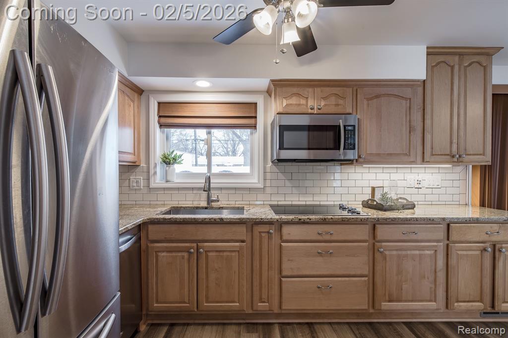21123 Laurelwood Street, Farmington, MI 48336 — Photo 9