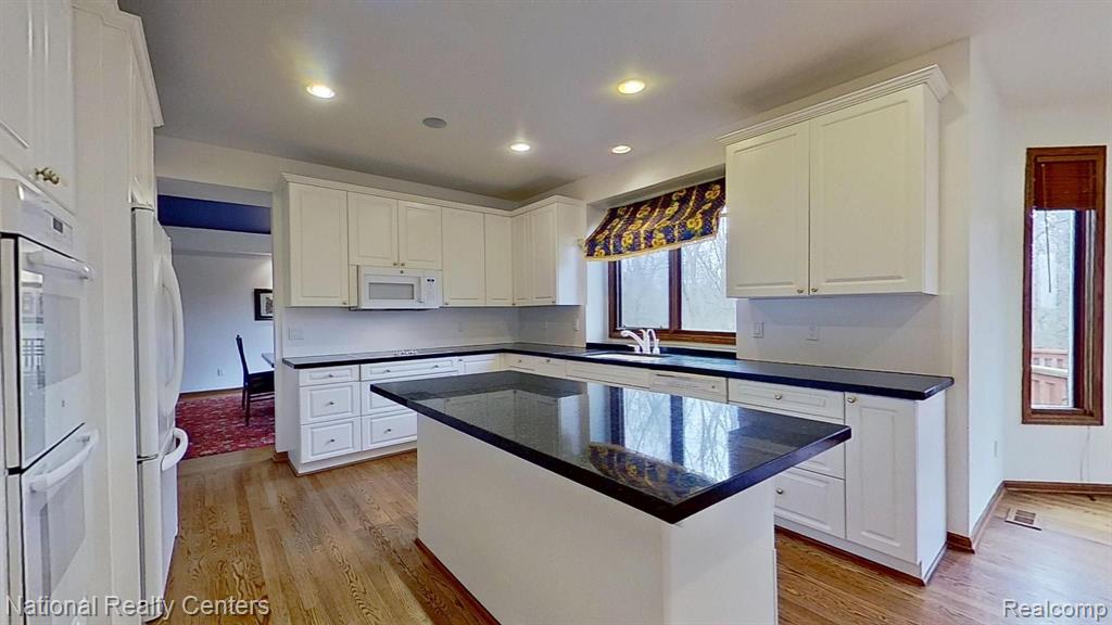 4392 STONEVIEW Drive, West Bloomfield, MI — Photo 29