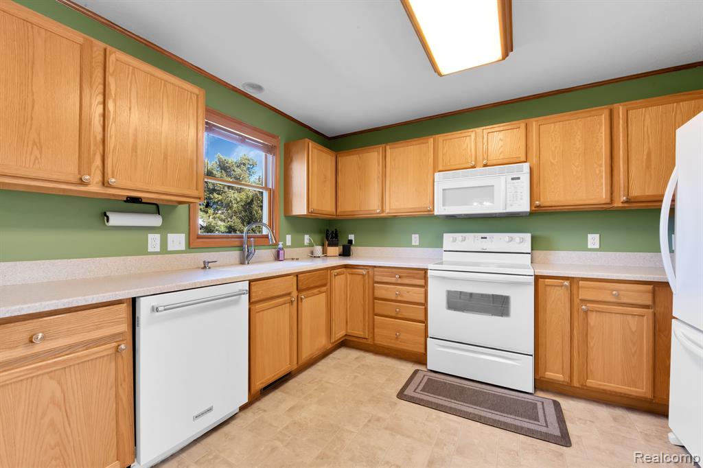 566 Webber Drive, Temperance, MI 48182 — Photo 10