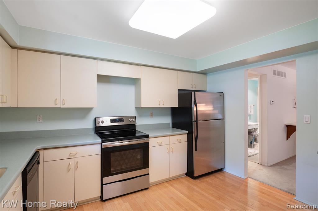 29691 Pine Ridge Circle, Farmington Hills, MI 48331 — Photo 5