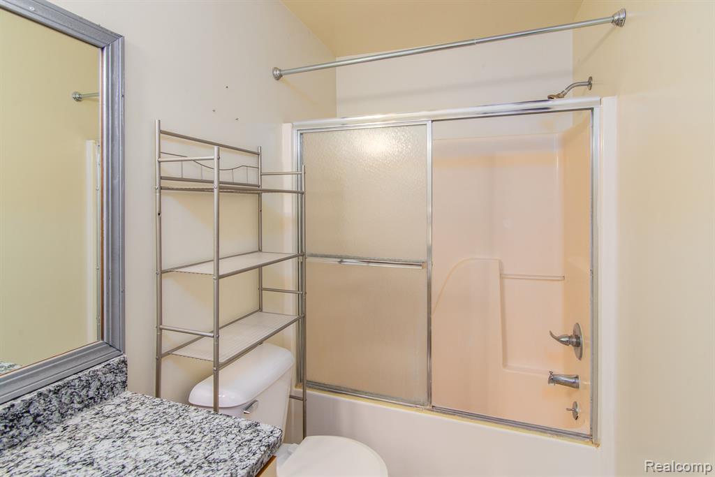 221 OAKBROOKE Drive, 5, South Lyon, MI 48178 — Photo 15