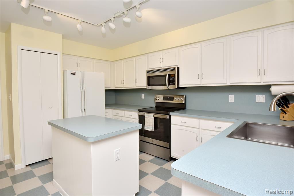 4451 Cypress Drive, Troy, MI 48085 — Photo 11