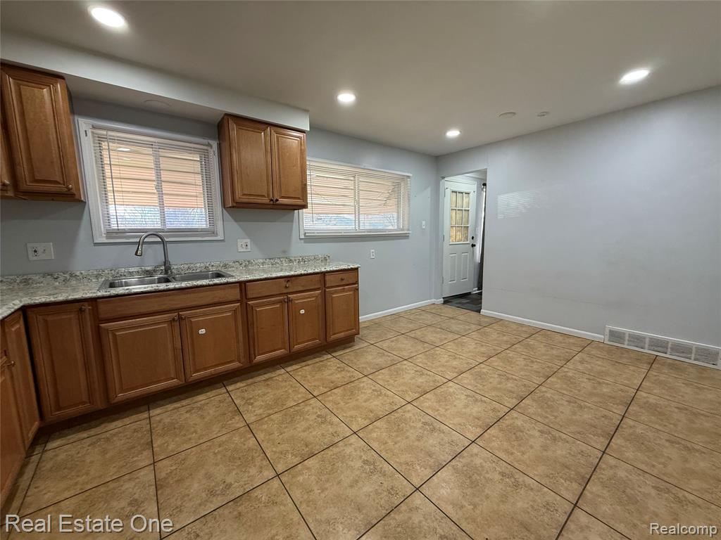 8064 WHITEFIELD Street, Dearborn Heights, MI 48127 — Photo 5