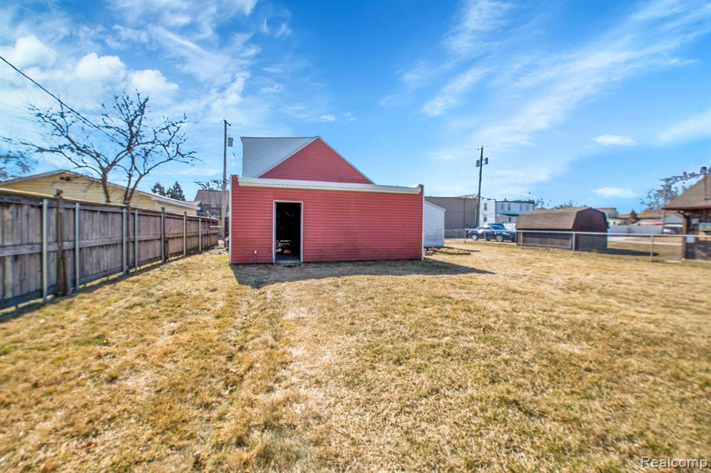 555 CHESTNUT Street, Wyandotte, MI 48192 — Photo 6