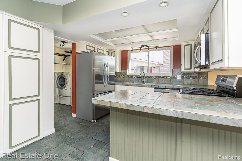6621 Northpoint Drive, Troy, MI 48085 — Photo 29