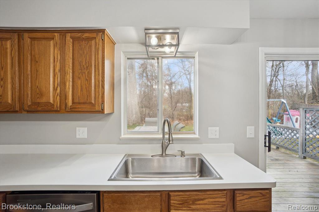 4272 HEATHERSTONE Drive, Waterford, MI 48329 — Photo 14