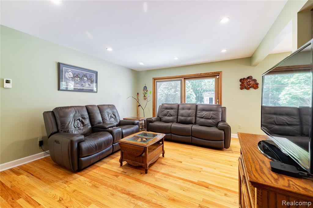 8366 Glengarry Road, Grosse Ile, MI 48138 — Photo 13