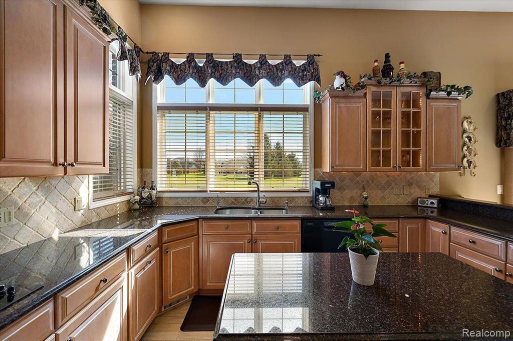 8449 S SHORE Drive, Clarkston, MI 48348 — Photo 20