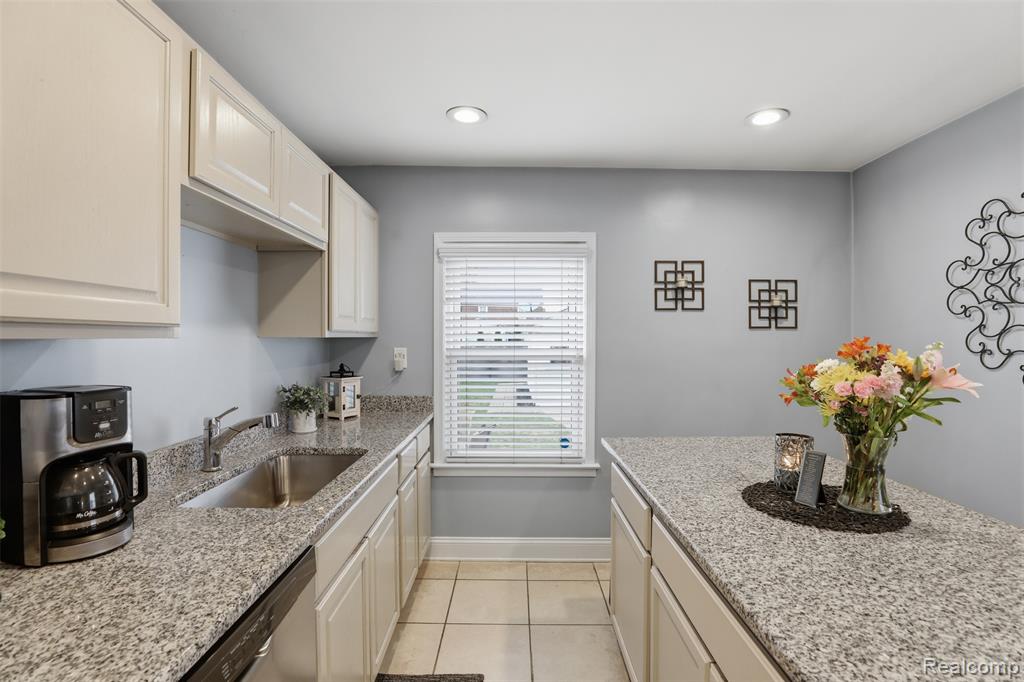 1906 Oxford Road, Grosse Pointe Woods, MI 48236 — Photo 9