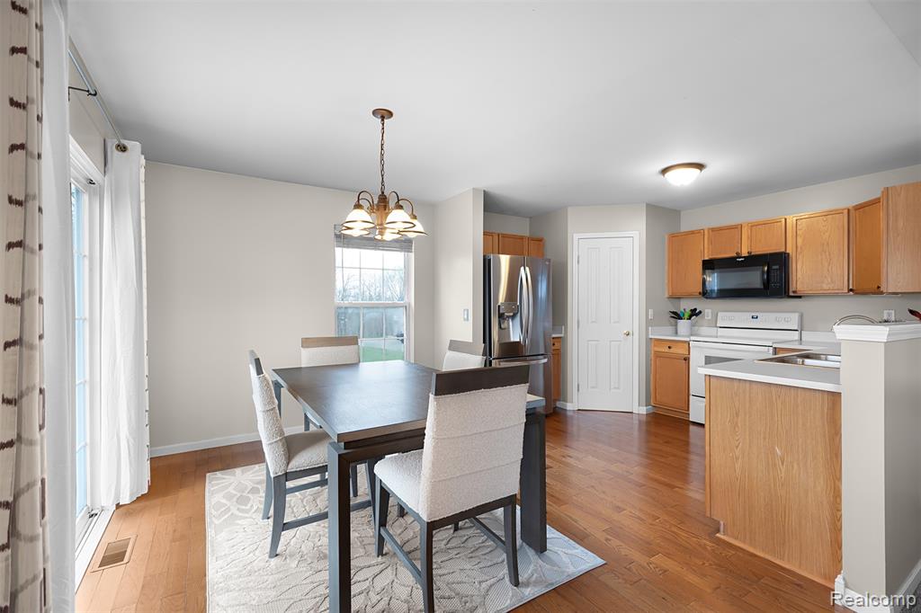 673 Abbington Court, Howell, MI 48843 — Photo 6