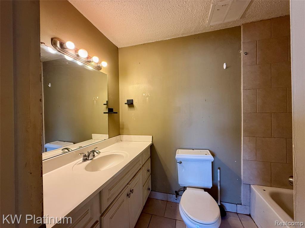 8214 24 Mile Road, Utica, MI 48316 — Photo 10