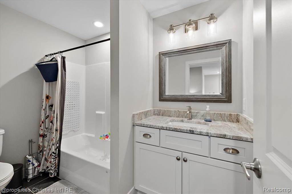 581 S Winding Drive, Waterford, MI 48328 — Photo 21