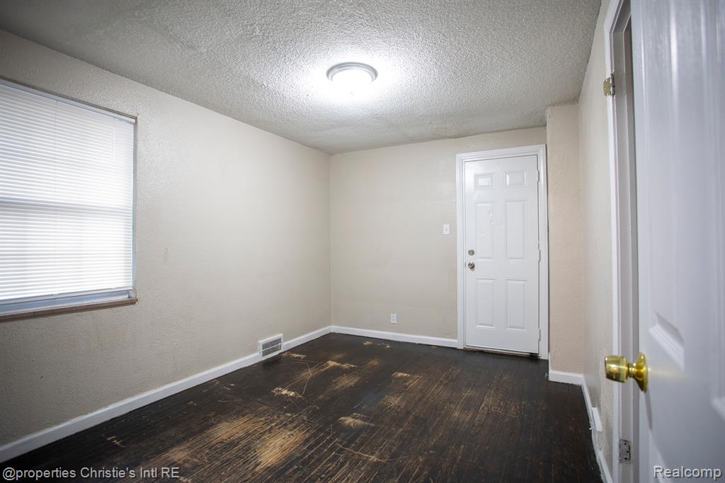 9957 W OUTER Drive, Detroit, MI 48223 — Photo 7