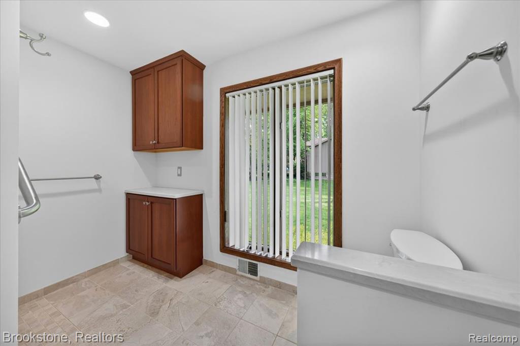 2610 Vanel Court, West Bloomfield, MI 48324 — Photo 25