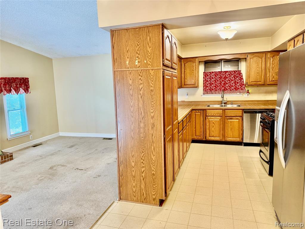 42075 GLORIA Drive, Canton, MI 48187 — Photo 16