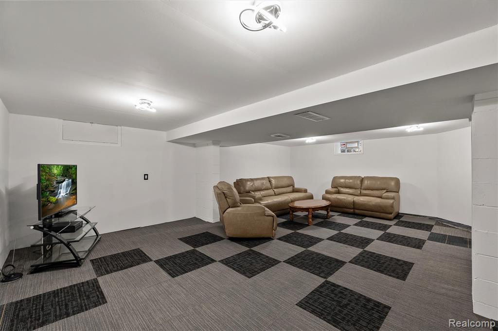15500 Millar Road, Clinton Twp, MI 48036 — Photo 19